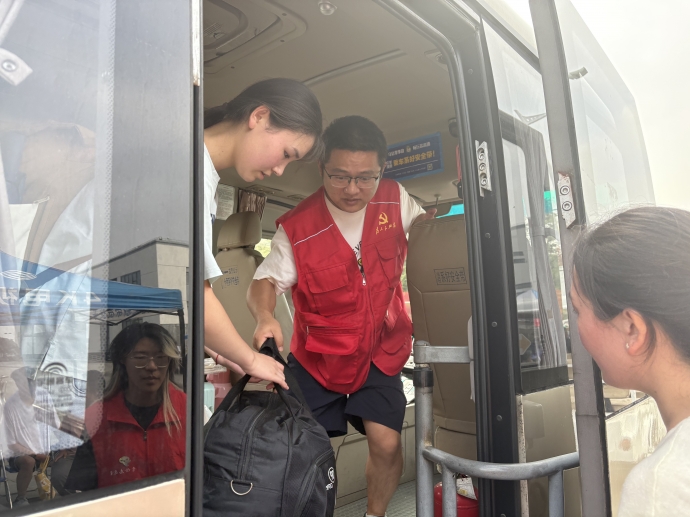 志愿服务暖迎新 党员先锋显担当