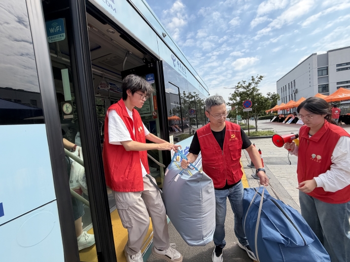 党建引领暖迎新 志愿服务护起航——我校开展2026年开学迎新党员志愿服务活动
